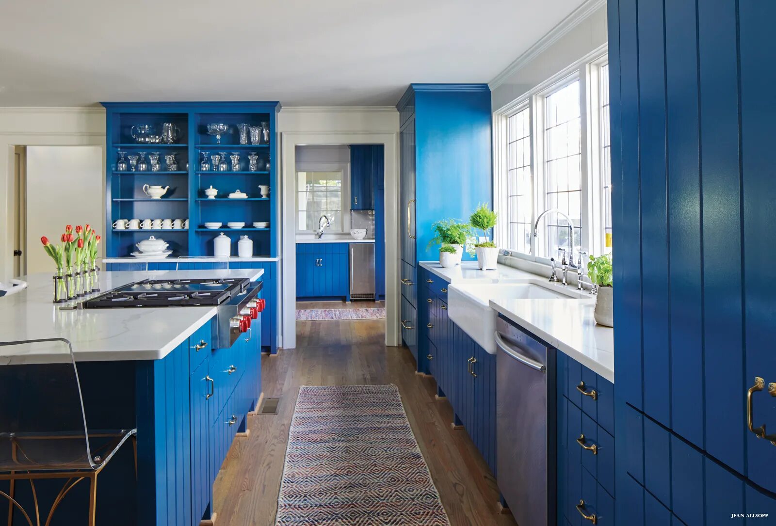 Кухня синего цвета в интерьере Bold blue kitchen cabinets. Blue kitchen cabinets, Blue kitchen countertops, Gla