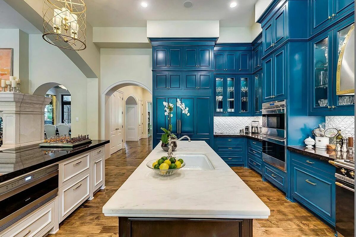 Кухня синего цвета в интерьере Lovely wood floor adds textural charm and pattern to the kitchen with blue cabin