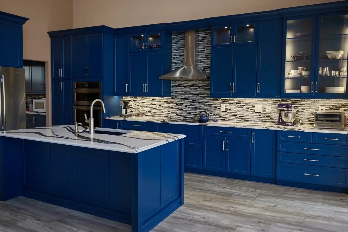 Кухня синим гарнитуром фото Remodel Stories: A Bright, Blue Show-Stopper - Dura Supreme Cabinetry Blue kitch