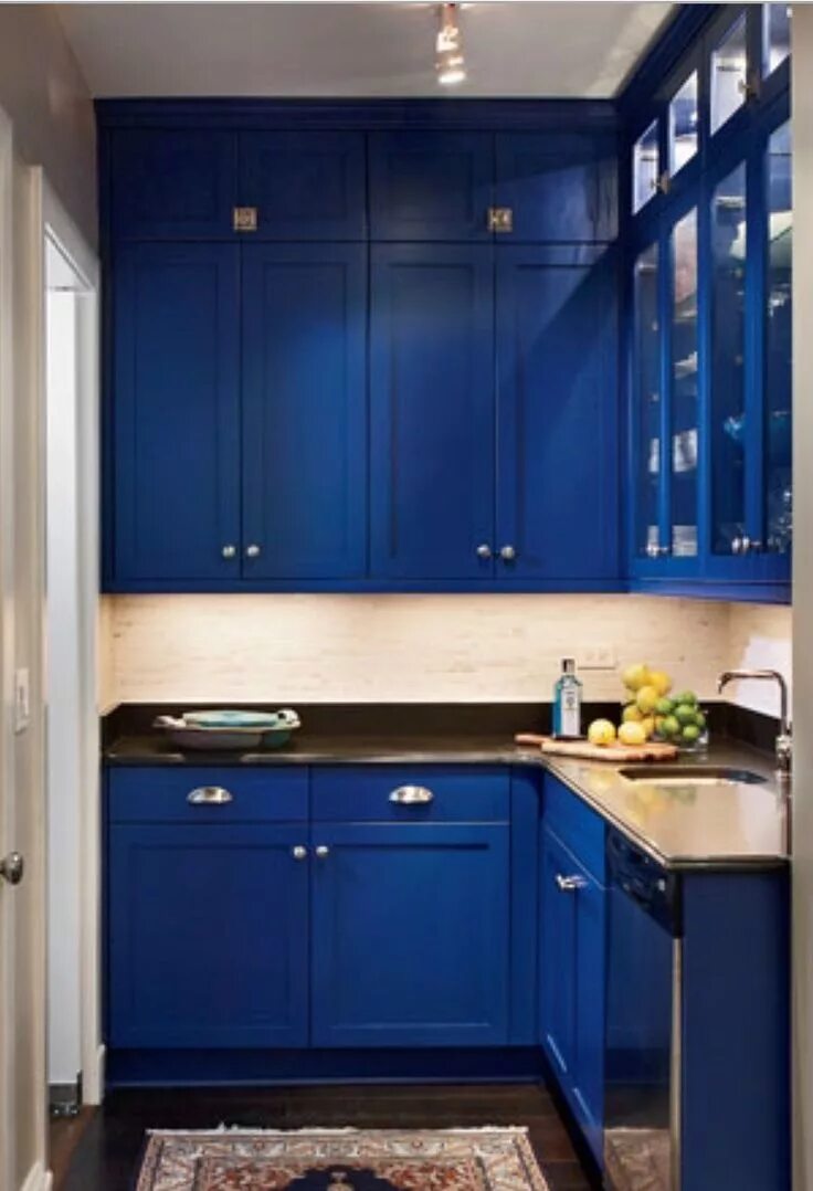 Кухня синим гарнитуром фото Pin by MomsLikeMe on Kitchen Cobalt blue kitchens, Blue kitchen cabinets, Kitche
