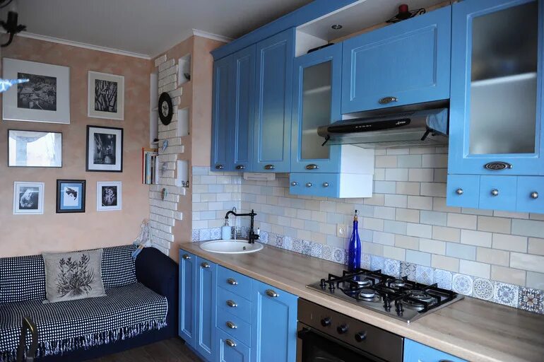 Кухня синий фартук фото Синий фартук на серой кухне - фото