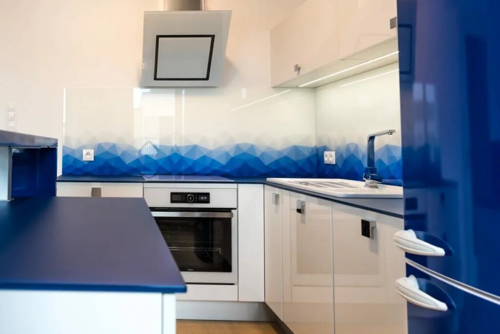 Кухня синий фартук фото Голубой фартук для кухни фото - DelaDom.ru