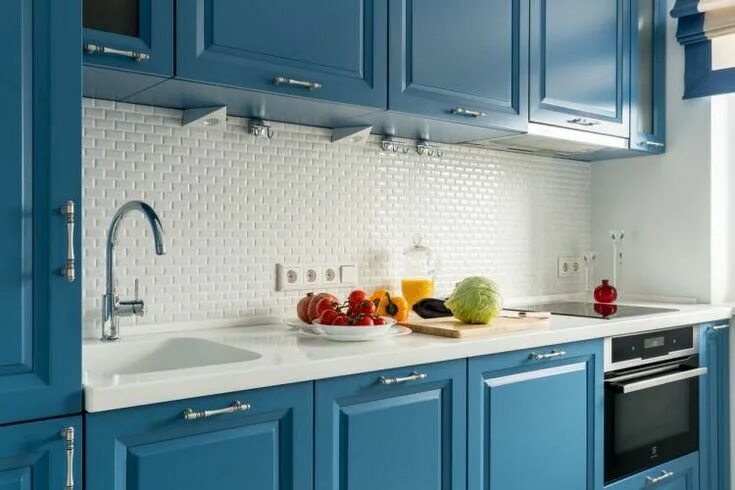 Кухня синий фартук фото Szimpla, de nem unalmas lakberendezésre példa egy 55m2-es kétszobás lakásban - k