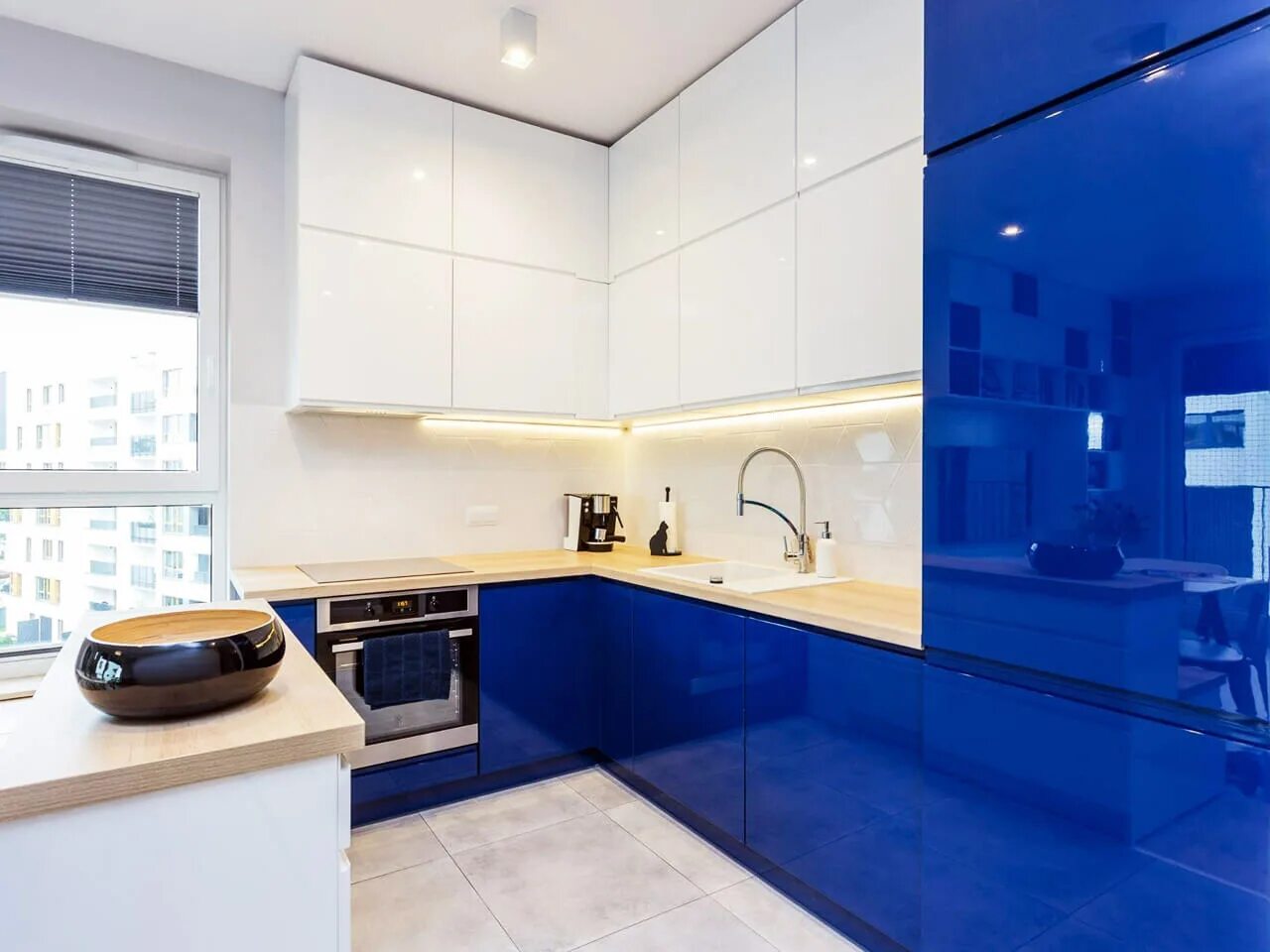 Кухня синий с белым фото Угловая г образная кухня с пеналом островом и фасадами Ral 9003 и Ral 5015