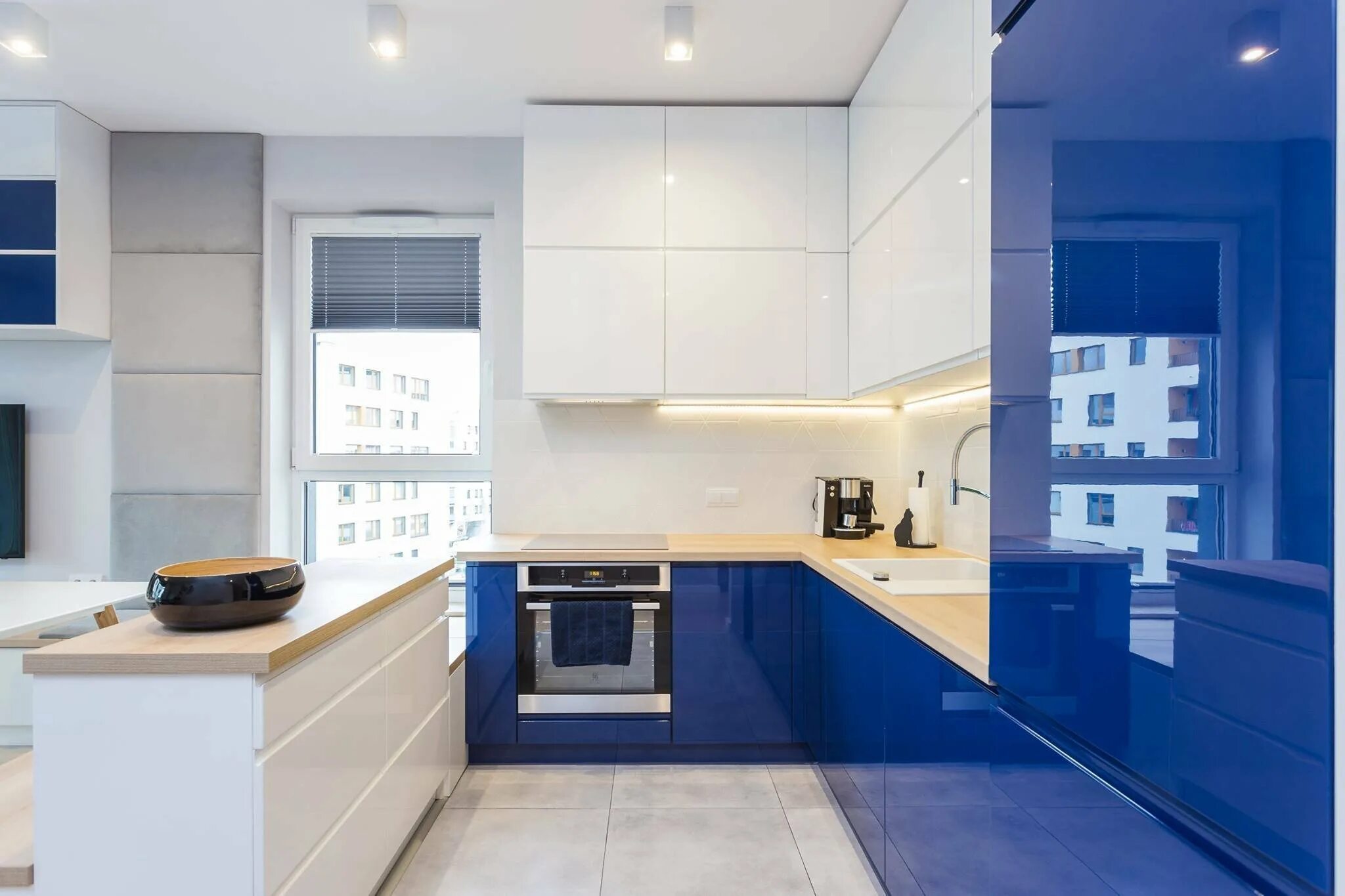 Кухня синий с белым фото Сине белая кухня в интерьере - 51 фото