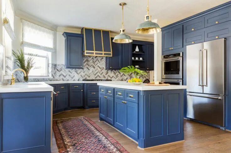 Кухня синий с белым фото Hale Navy by Benjamin Moore Kitchen design, Navy blue kitchen cabinets, Blue kit