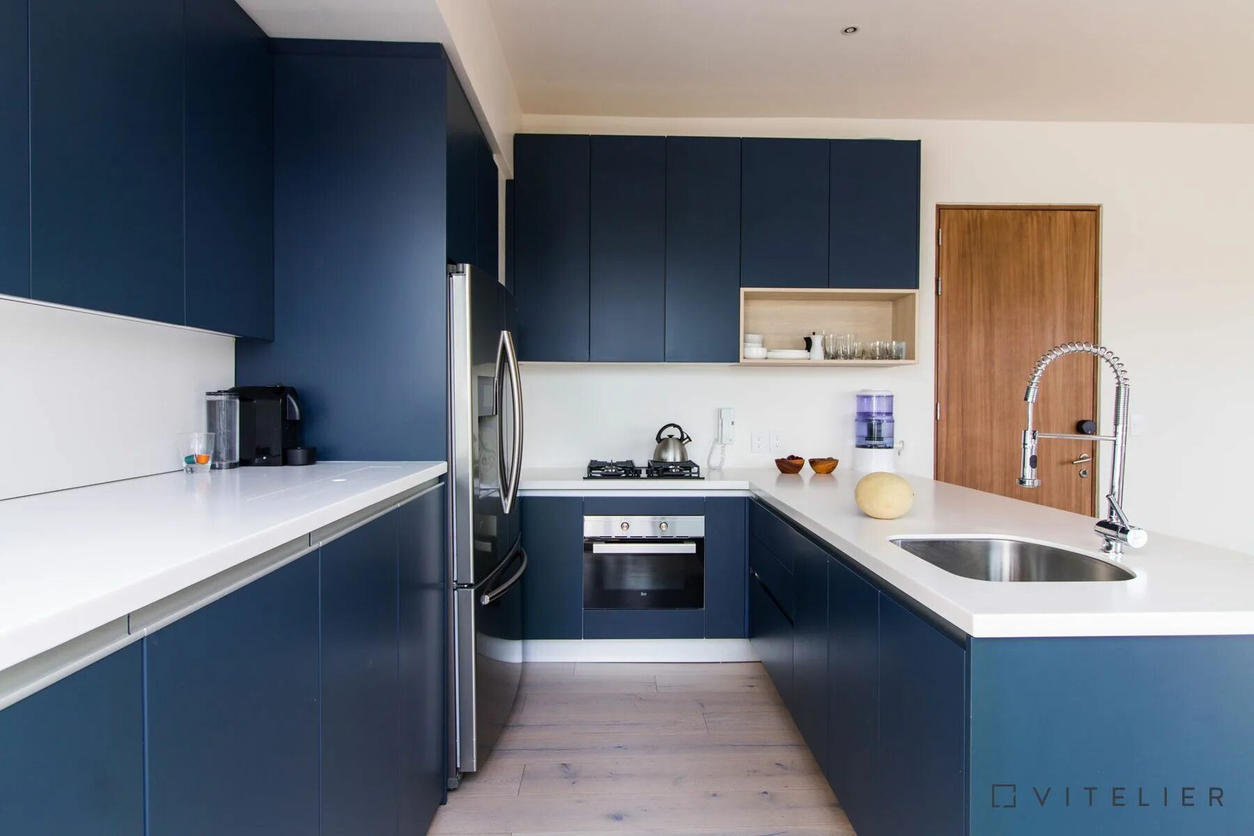 Кухня синий с белым фото Una cocina azul con cubierta blanca para darle un toque único y contrastante a t