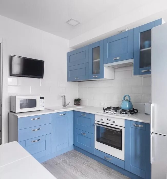 Кухня синий с белым фото Кухня угловая голубая с витринами