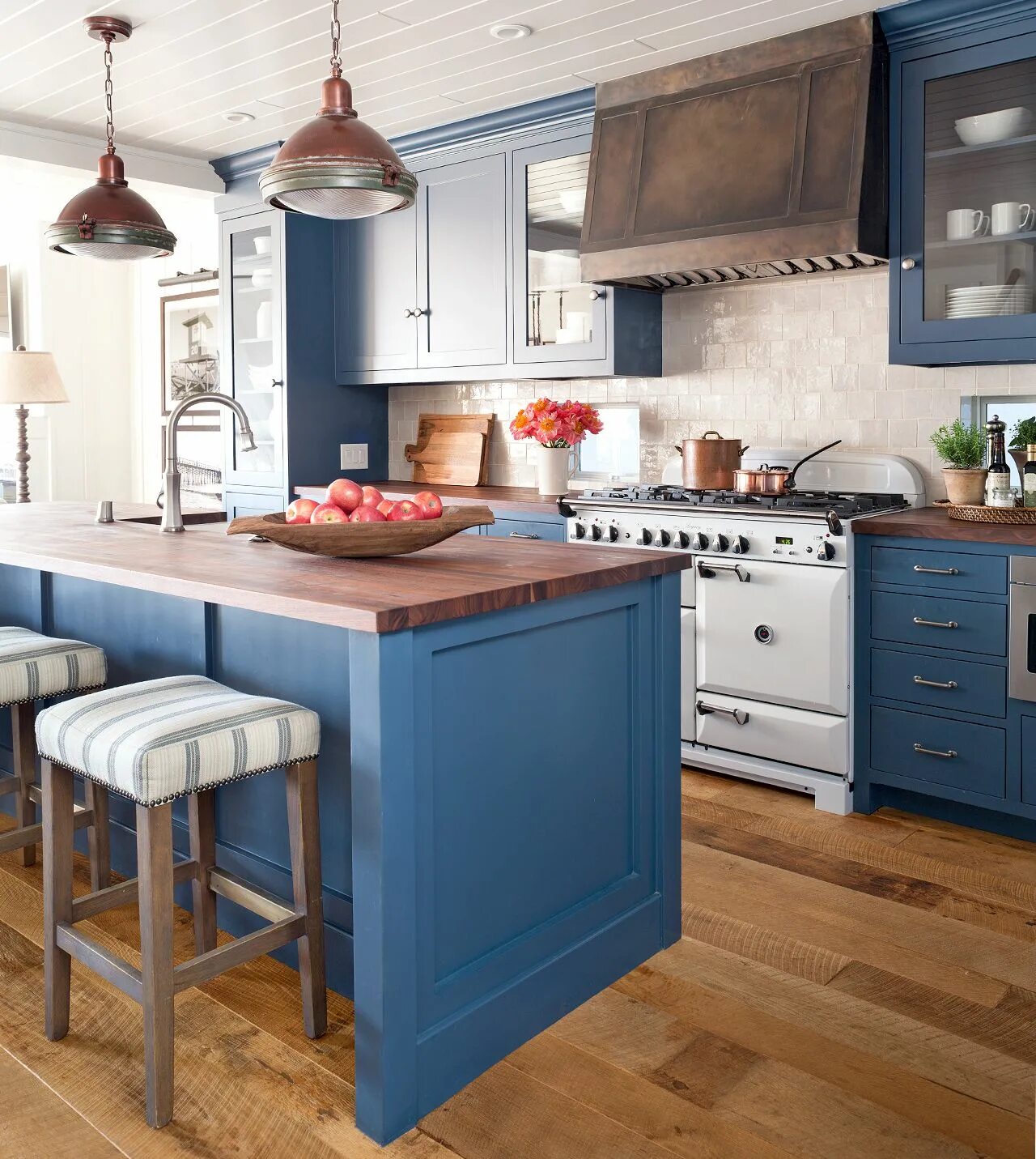 Кухня синяя с деревом фото This Coastal Kitchen Got a Beautifully Nautical Upgrade Kitchen, Vintage kitchen