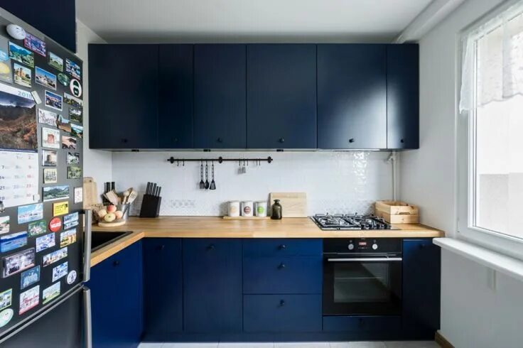 Кухня синяя с деревом фото Metamorfoza 50-metrowego mieszkania - zobacz jasne, przytulne wnętrze - Galeria 