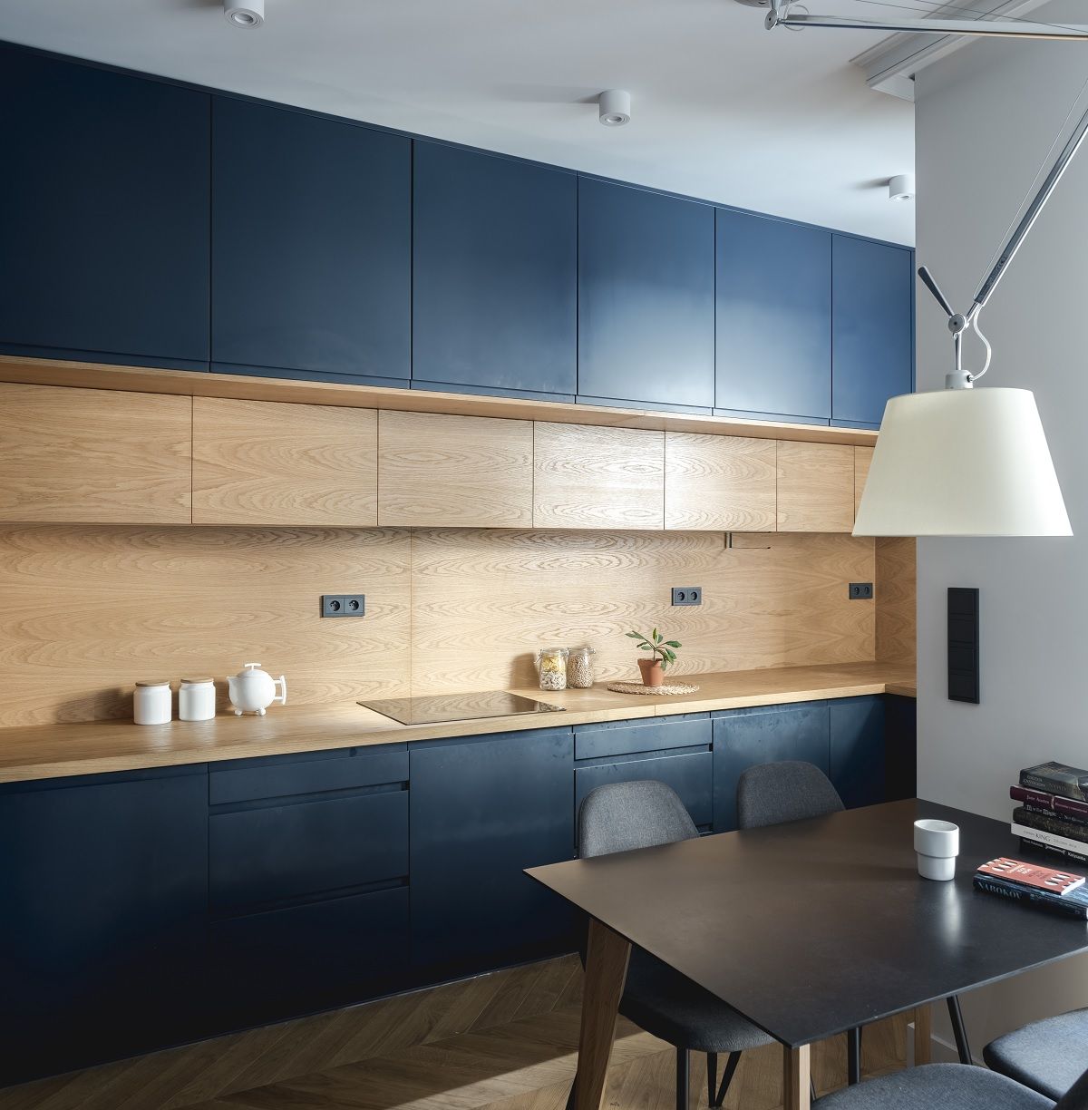 Кухня синяя с деревом фото 60 metrowe mieszkanie z granatową kuchnią Proj: WACHOWICZ - Architektura IH - In