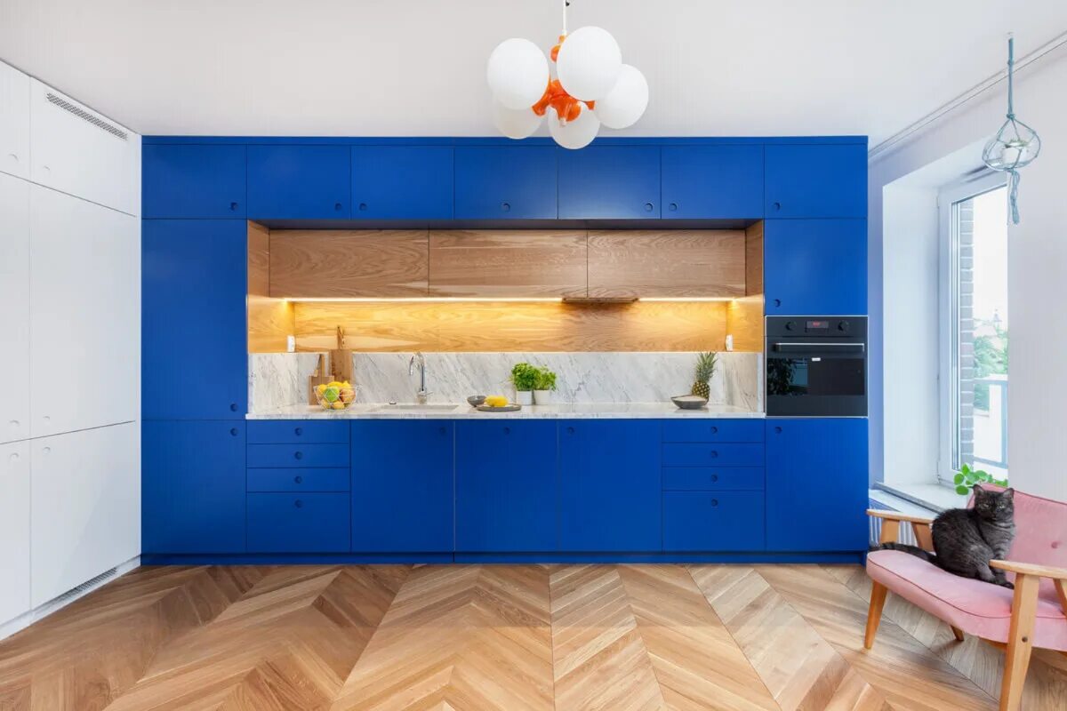 Кухня синяя с деревом фото Кухня линейная Синнева на заказ в Москве - фото, цена, описание