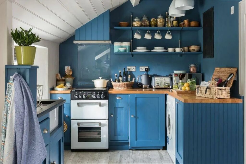 Кухня синяя с деревом фото В каком цвете оформить кухню в 2022-м: тенденции и самые модные оттенки