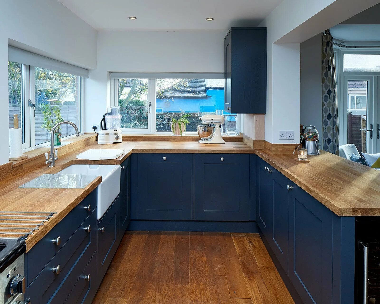 Кухня синяя с деревом фото Синяя кухня с деревянной столешницей фото Art-and-Stone.ru