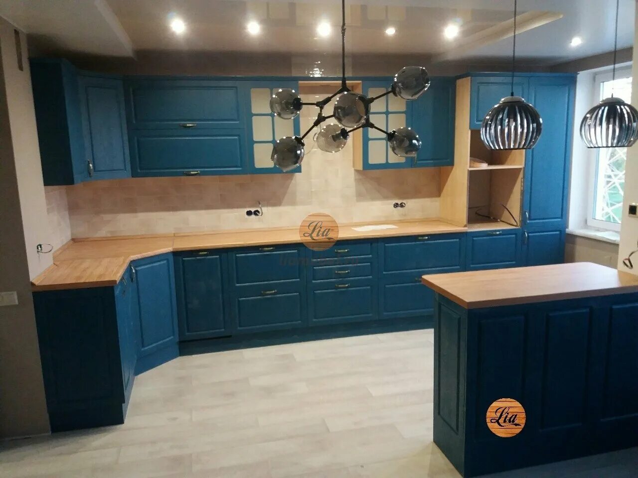 Кухня синяя с деревом фото Кухня синяя матовая с деревом - 45 фото