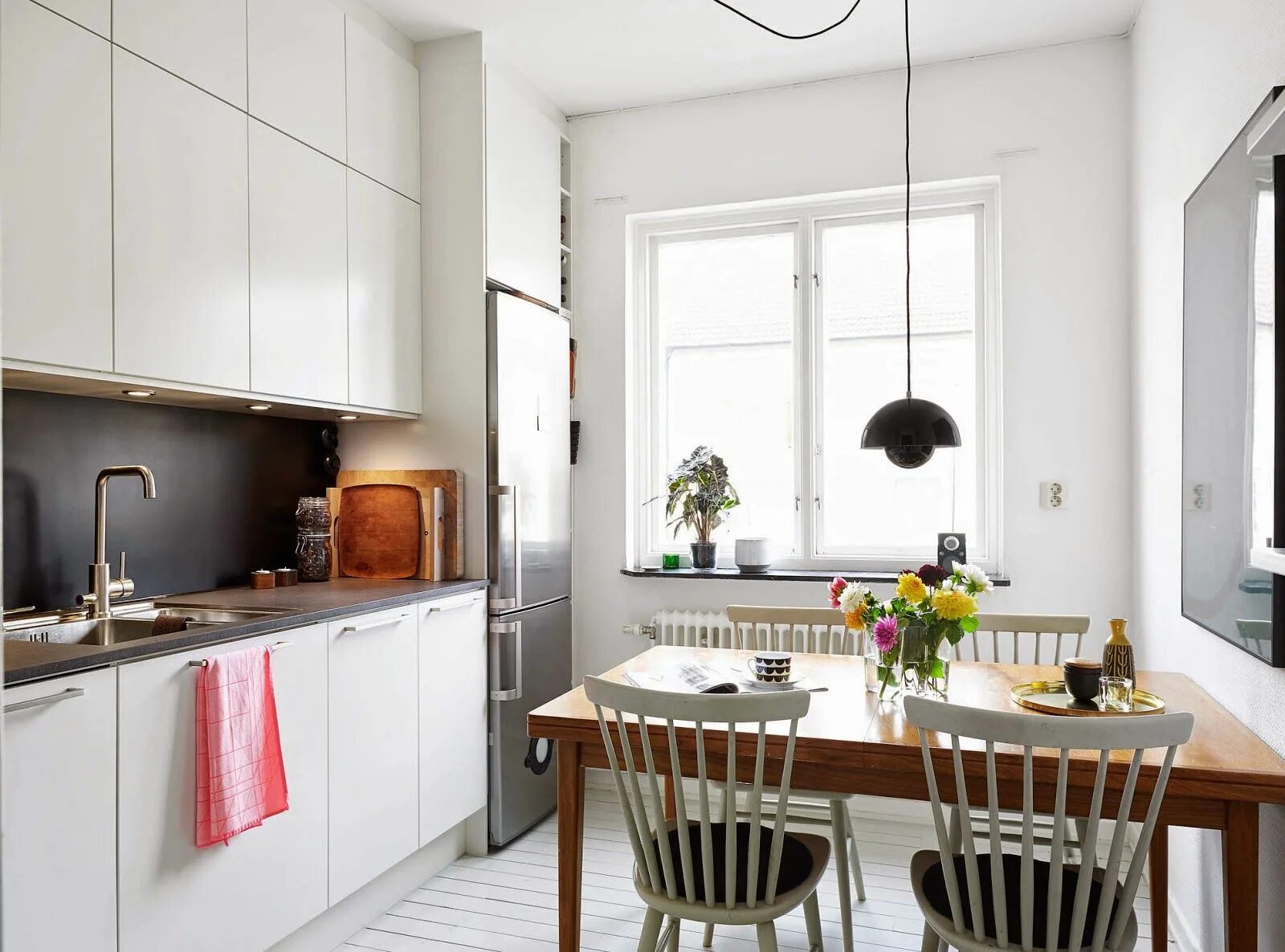 Кухня скандинавский стиль в интерьере фото маленькая A Swedish apartment with a mid-century touch Kitchen inspirations, Home kitchens