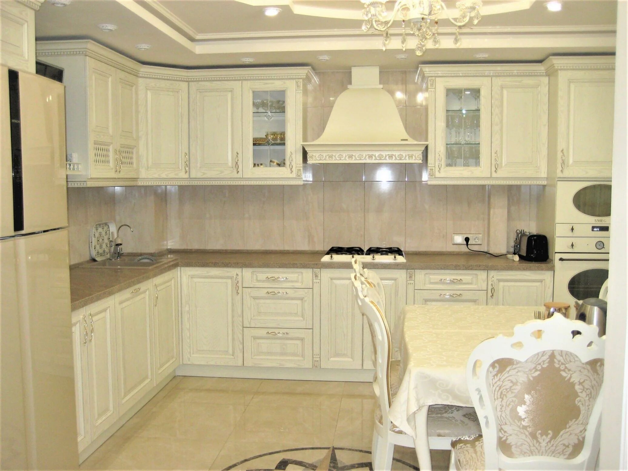 Кухня слоновая кость в интерьере Кухня "Росси" массив дуба тон слоновая кость в интерьере