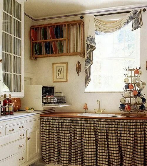 Кухня со шторами фото Bajo mesada cortina cuadrille. Small country kitchens, Home, Charming kitchen