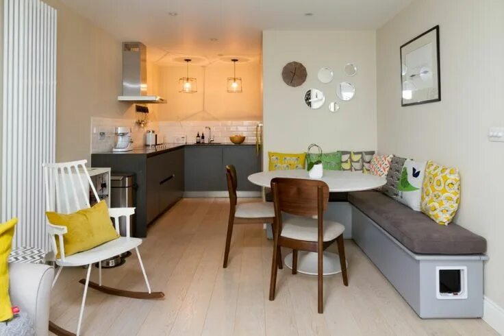 Кухня со спальным местом дизайн фото L shaped dining bench two small dining chairs round shape and white top dining t