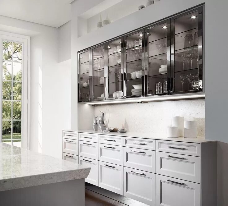 Кухня со стеклянными шкафами фото Metallic Doors White kitchen remodeling, Small white kitchens, Grey kitchens