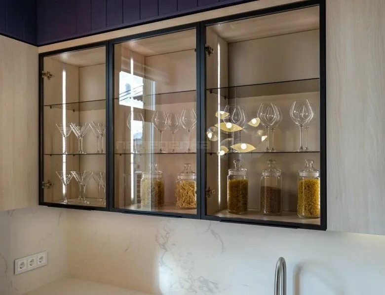 Кухня со стеклянными шкафами фото Кухни, шкафы со стеклом - купить в Краснодаре, цена 35 000 руб., дата размещения