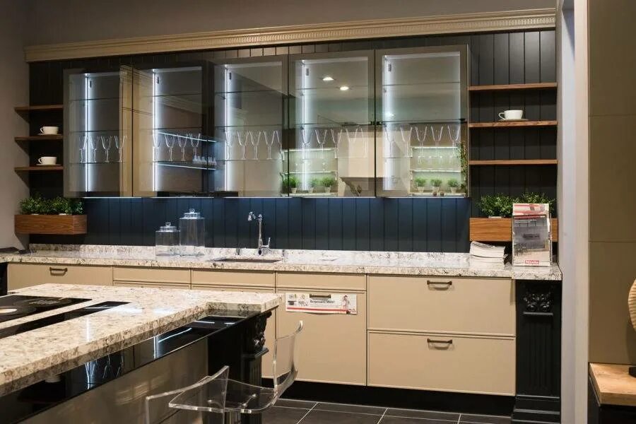 Кухня со стеклянными шкафами фото Мебельные фасады из алюминиевого профиля