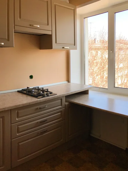 Кухня со столешницей фото На кухне в 5 квадратов не было места даже для одного пенала, однако уместились ц