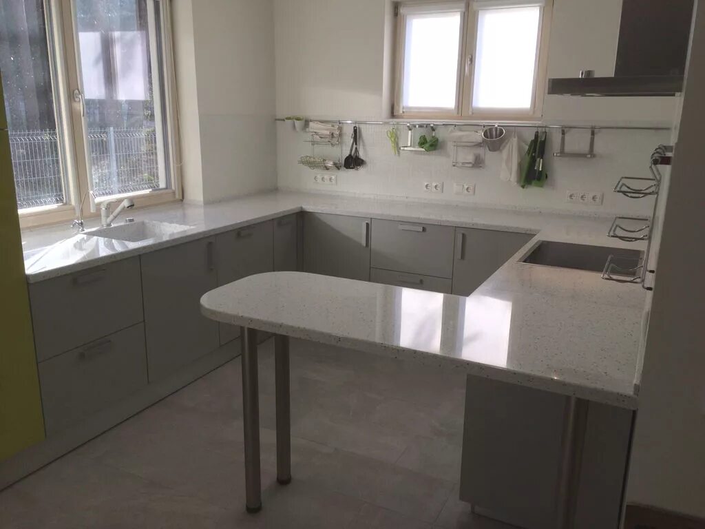 Кухня со столешницей фото Столешница с барной стойкой из Samsung Radianz Diamond White DW105 "Наш Камень"