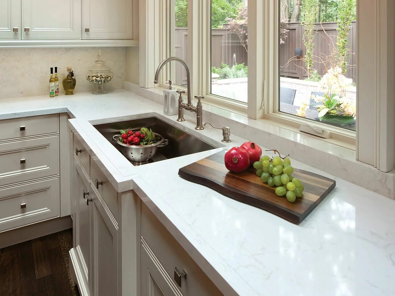 Кухня со столешницей фото Pin on White Quartz Kitchen Countertops