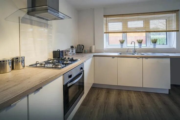 Кухня со столешницей фото Znalezione obrazy dla zapytania kuchnia bez szafek wiszacych Laminate flooring i