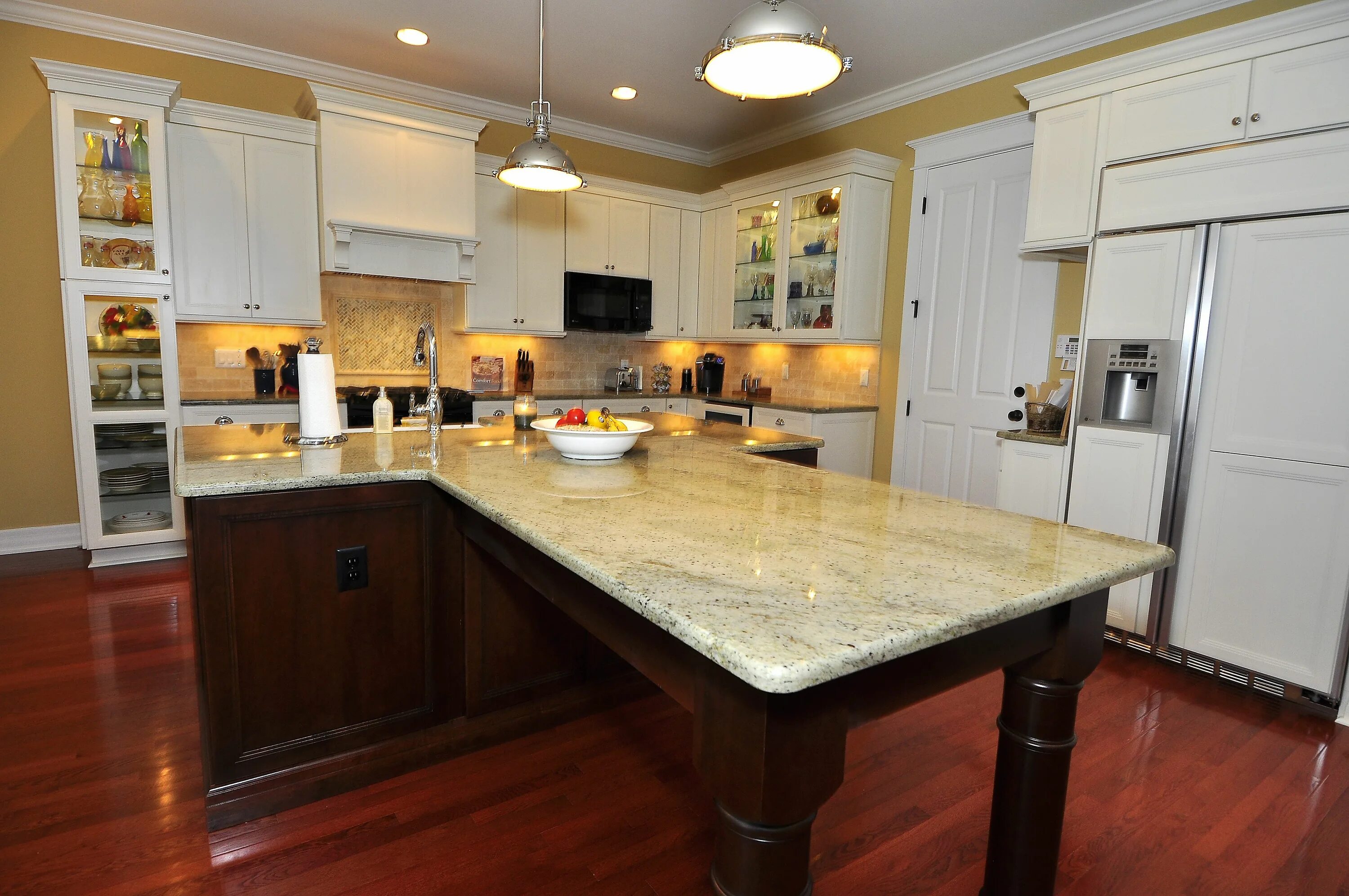 Кухня со столешницей фото Custom Home Builders Home Renovation Javic Homes Bancos para ilha de cozinha, Co