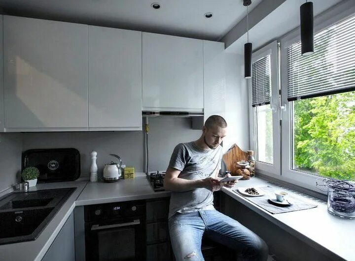 Кухня со столешницей у окна дизайн фото Сергей познакомился с дизайнером Романом в компании друзей. "Он показал мне квар