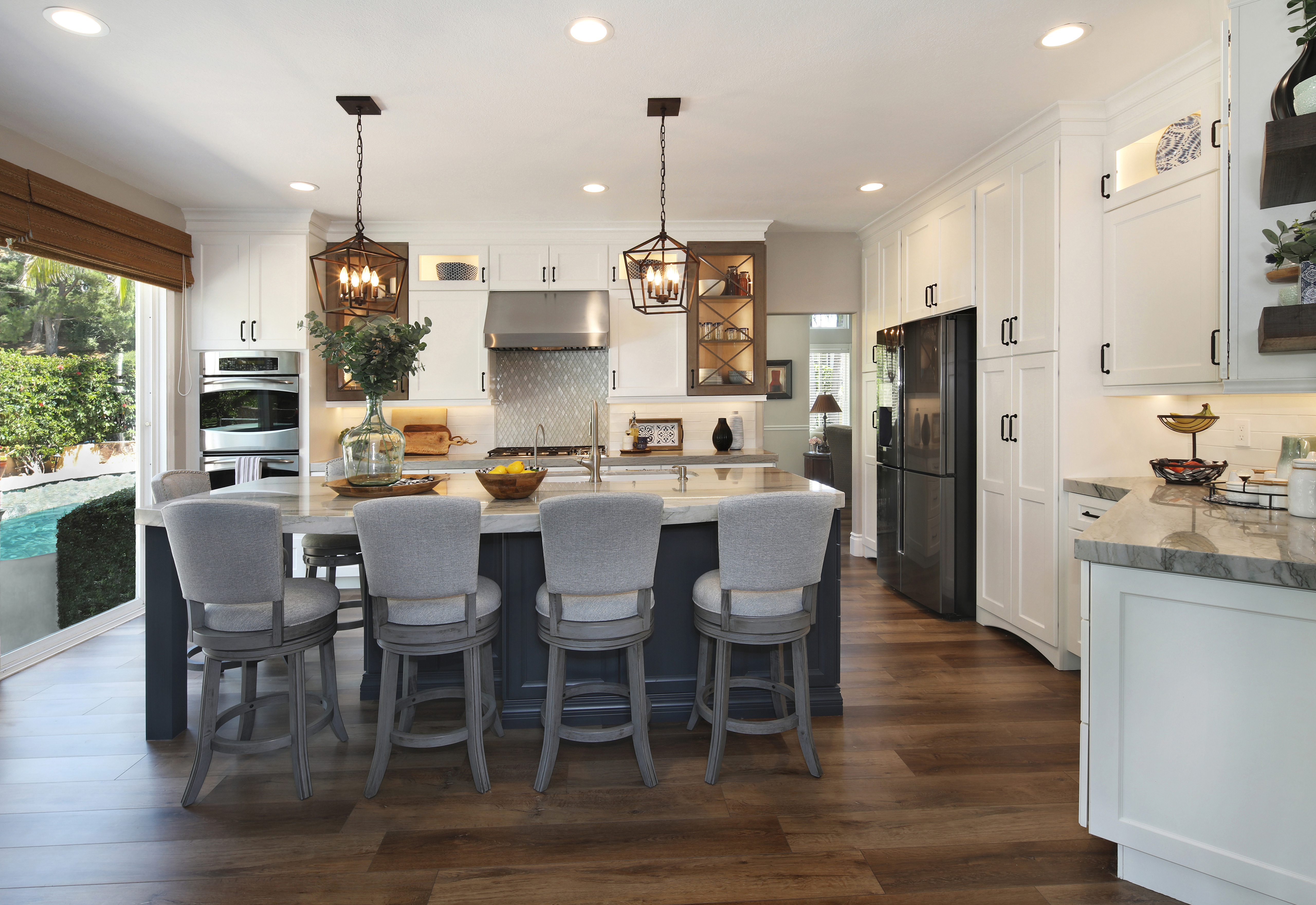 Кухня со стульями интерьер Красивая кухня с белой мебелью у окна - обои для рабочего стола, картинки, фото