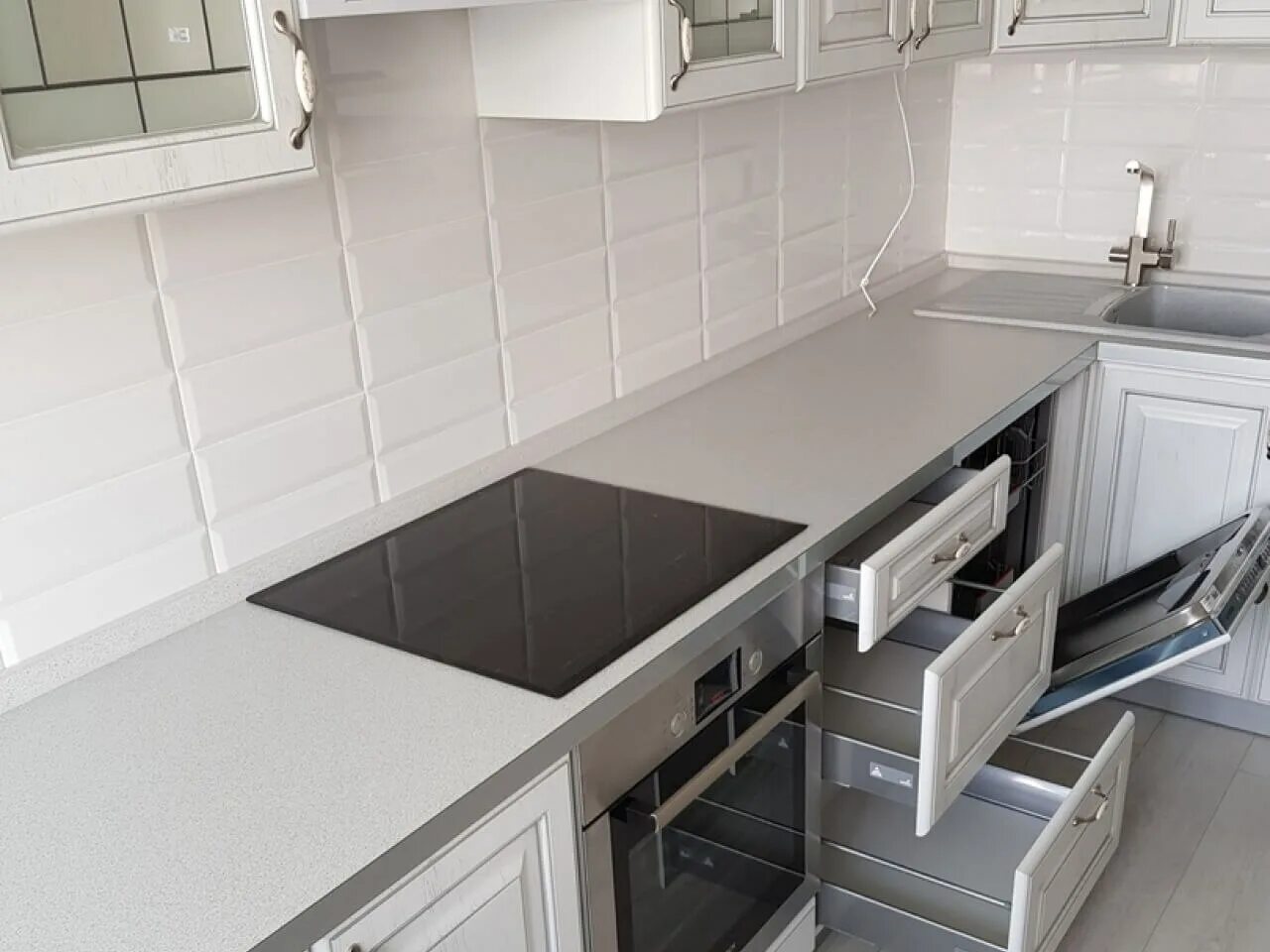 Кухня со светлой столешницей фото Столешница под серо белую кухню