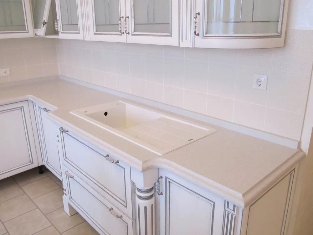 Кухня со светлой столешницей фото Столешница с подоконником Technistone цвет Starlight White