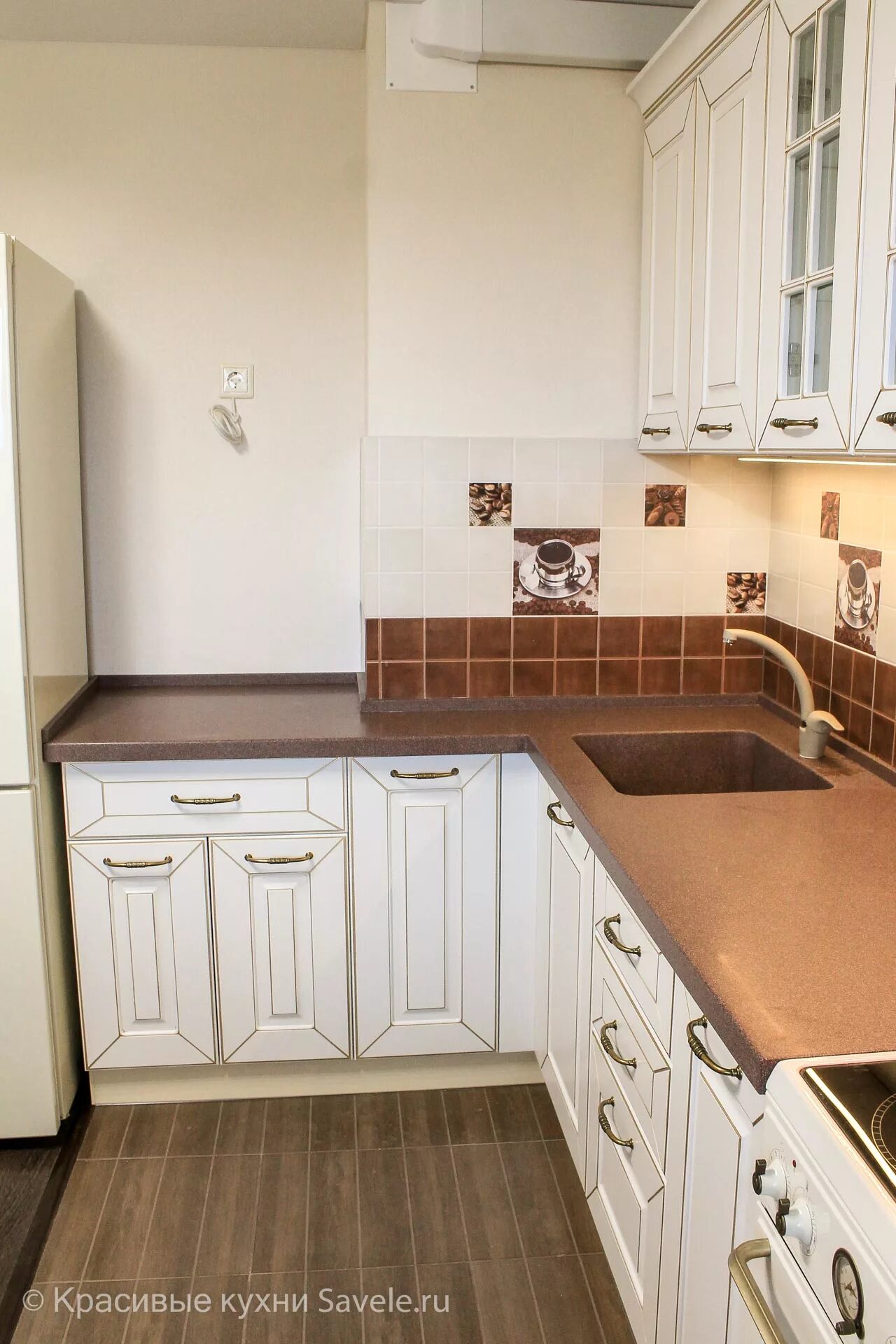 Кухня со светлой столешницей фото Классика со столешницей цвета терракот