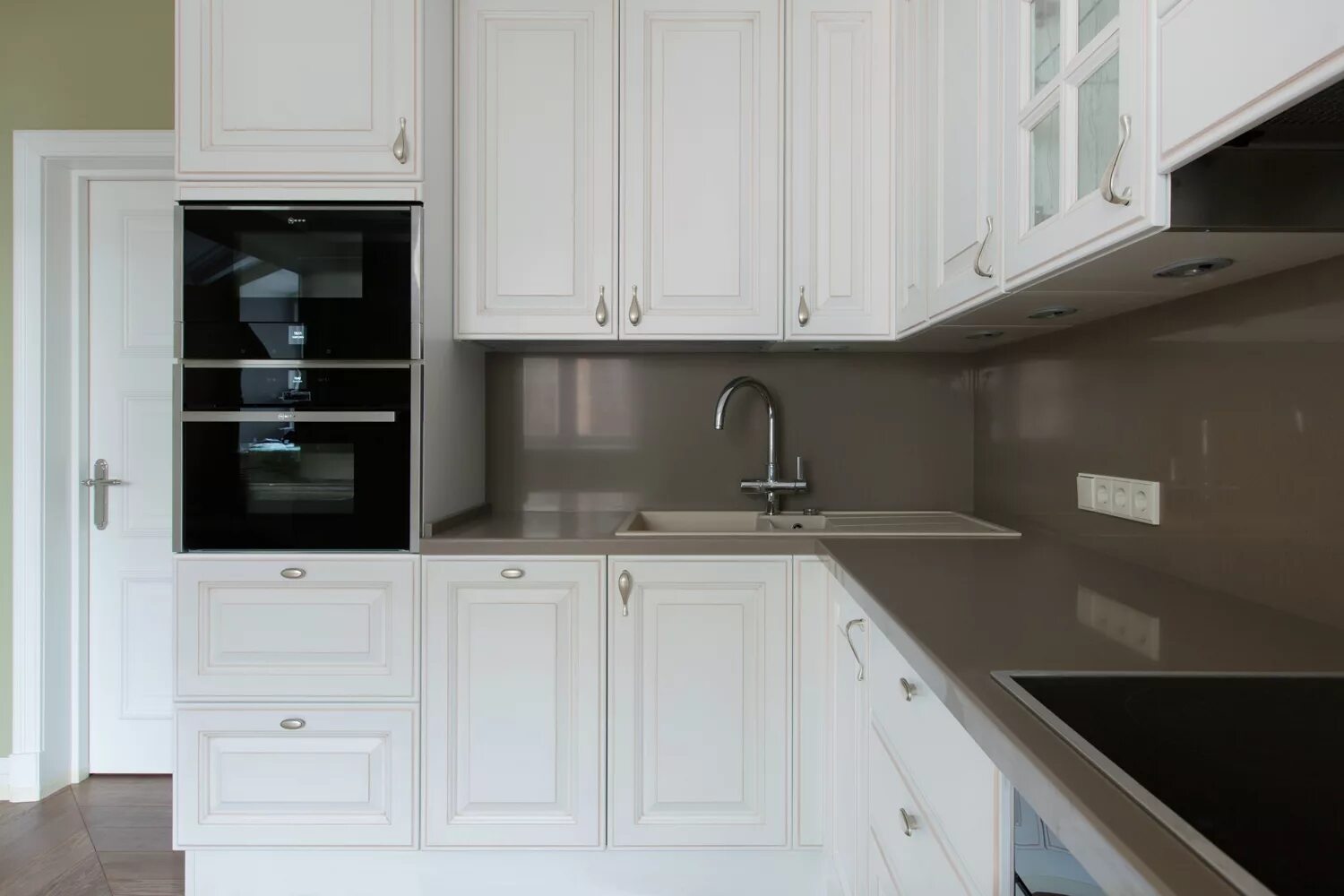 Кухня со светлой столешницей фото Белый кухонный гарнитур с коричневой столешницей - Дом Мебели.ру