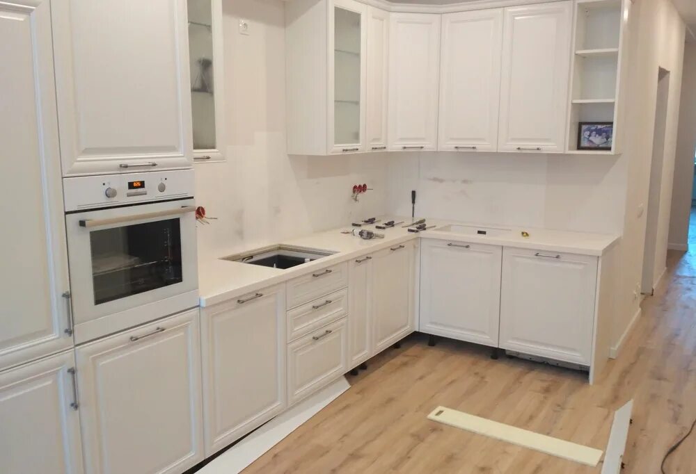 Кухня со светлой столешницей фото Какую столешницу выбрать для белой кухни: советы от Антарес