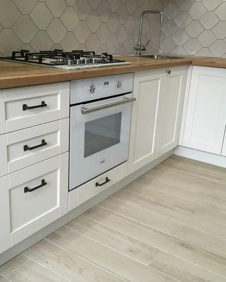 Кухня со светлой столешницей фото Белая угловая кухня с крашеными фасадами в неоклассическом стиле с пластиковой с