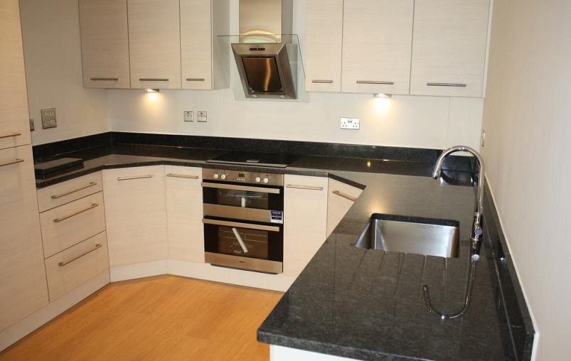 Кухня со светлой столешницей фото Столешницы для кухни: особенности и классификация. Особенности стеклянных моделе