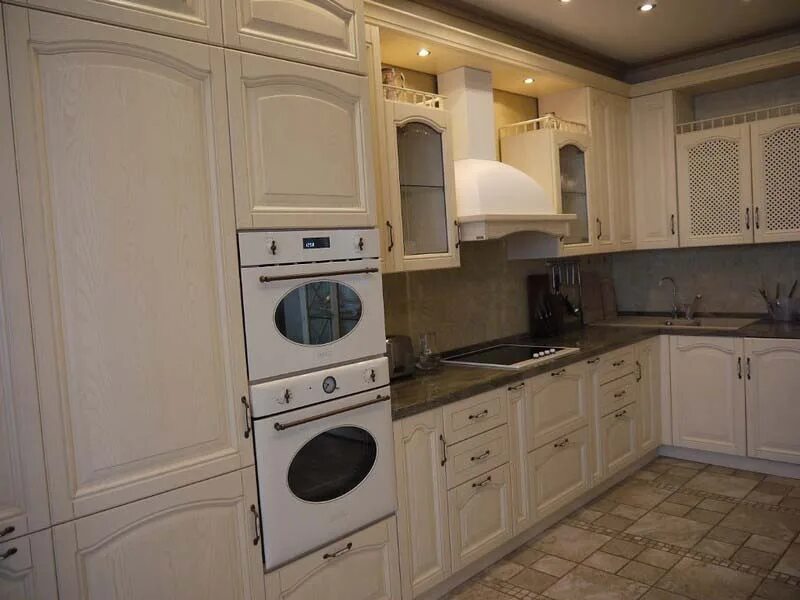 Кухня со светлой техникой фото Большая классическая угловая бежевая кухня со встроенной техникой (10 фото)