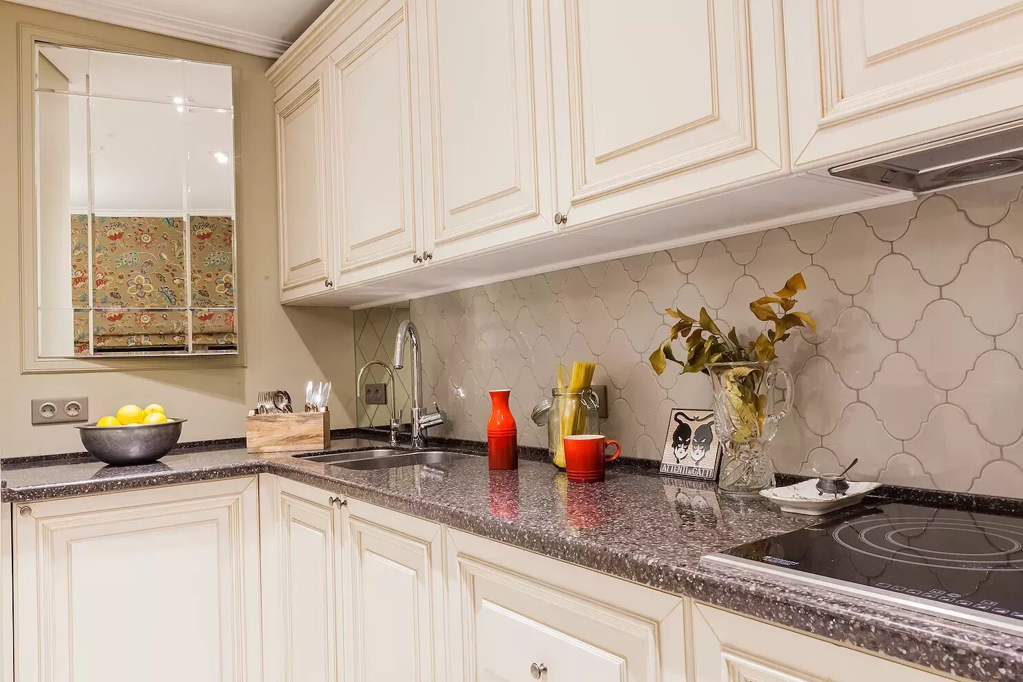 Кухня со светлым фартуком фото Белая кухня фартук из плитки фото