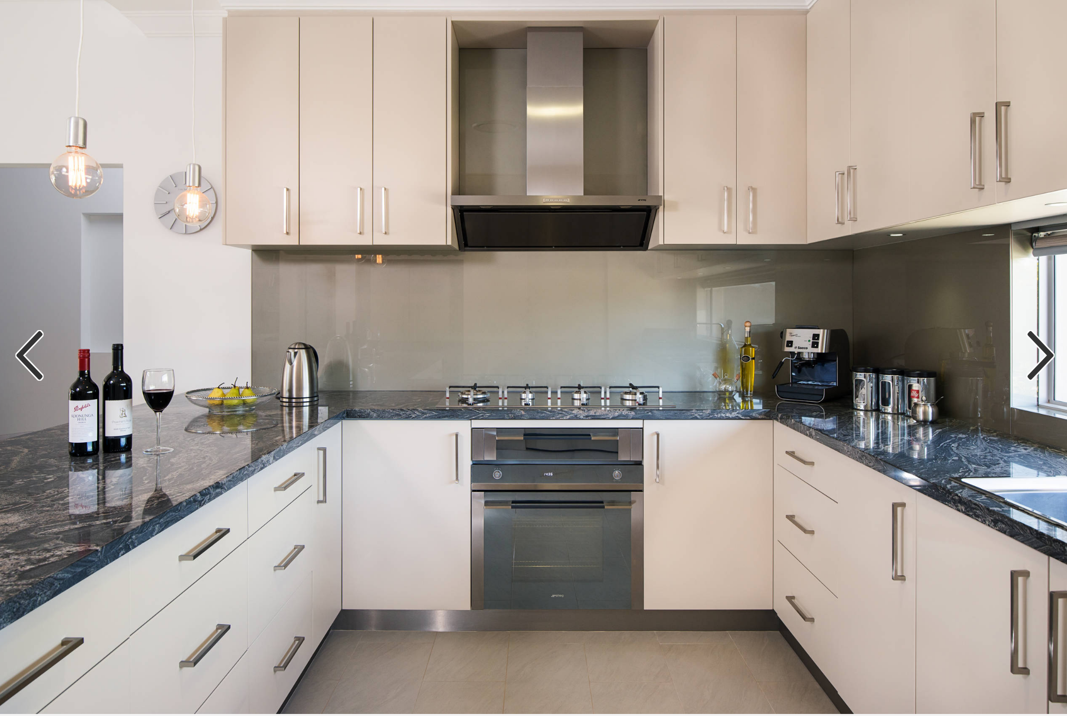 Кухня со светлым фартуком фото possibly white cabinets with dark granite Kitchen, Home remodeling, Kitchen and 