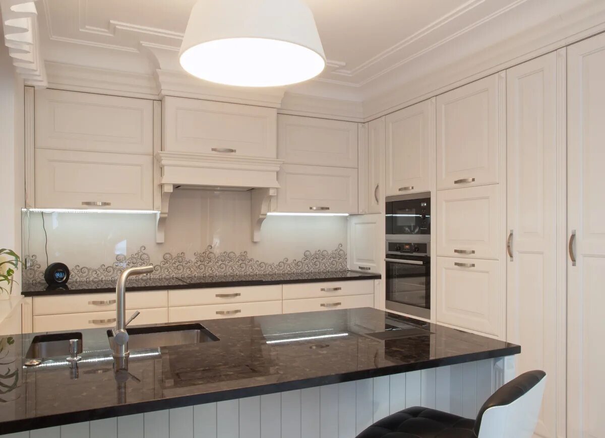 Кухня со светлым фартуком фото Кухня с темным фартуком фото - DelaDom.ru