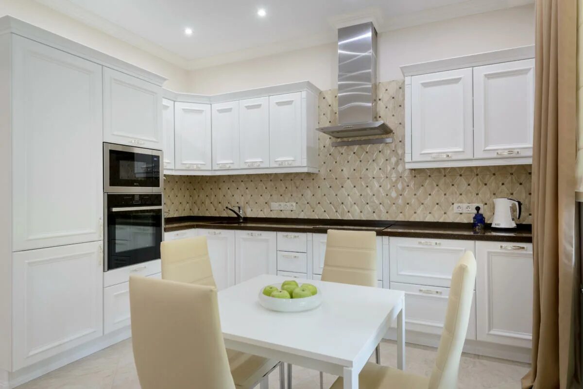 Кухня со светлым фартуком фото Кухонный фартук: идеи от российских дизайнеров интерьер для дома Постила