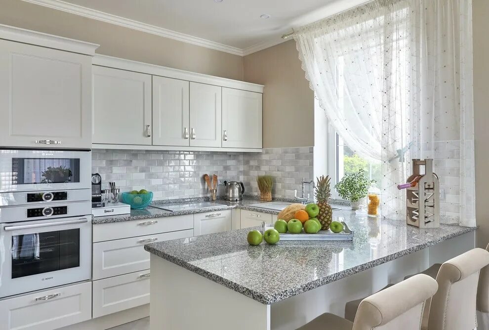 Кухня со светлым фартуком фото Дом в Калининграде - Классический - Кухня - Другое - от эксперта Елена Пиганова 