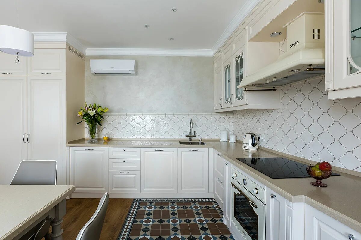 Кухня со светлым фартуком фото Дизайн угловой темной кухни 12 кв м со светлой столешницей (5 фото)