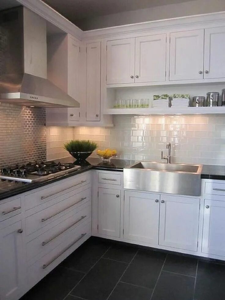 Кухня со светлым фартуком фото I like the small, moveable island. We could place it on the entrance wall to the