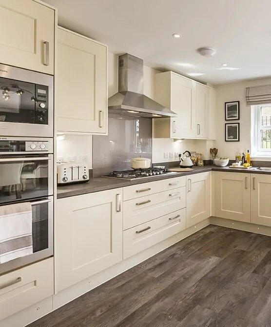 Кухня со светлым гарнитуром фото New Homes, North West England New Builds near Manchester Kitchen appliances layo