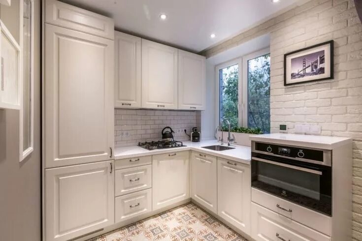 Кухня со светлым гарнитуром фото Создаем дизайн маленькой кухни 6 кв. м: 50 фото Kitchen dinning room, House desi